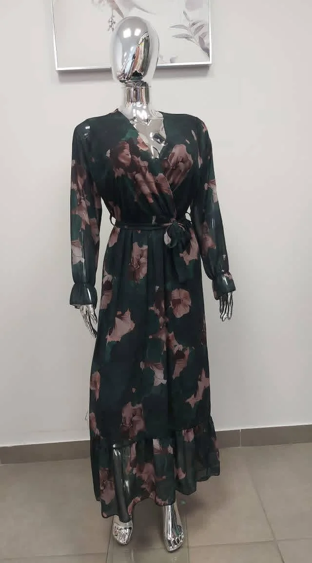 Kwiatowa sukienka maxi na manekinie w Ola Butik